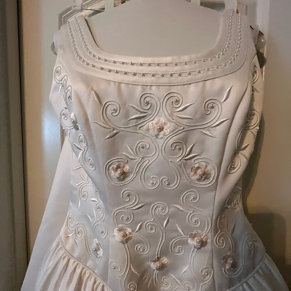 Michaelangelo Wedding dress Ivory Size 8, veil and petticoat - Picture 3 of 9